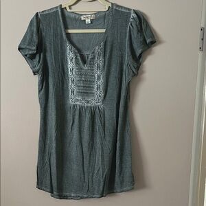 Beautiful. Size medium ONE WORLD, light, flowy and feminine top. Excellent cond.
